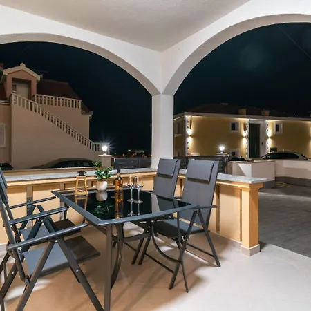 Lux 1 Apartman Marina