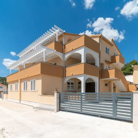 Lux 1 Apartman Marina