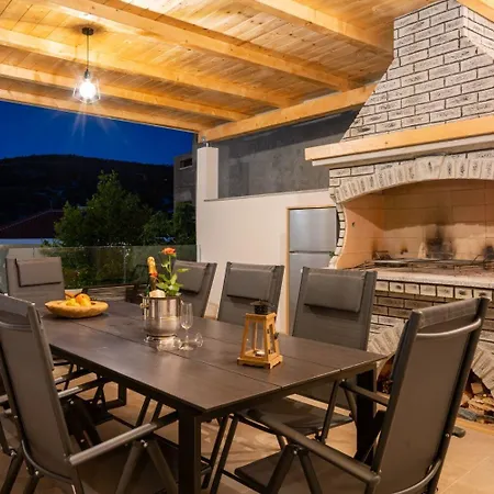 Lux 1 - Heated Pool Apartment Marina
