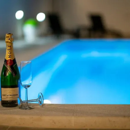 Apartment Lux 1 - Heated Pool Marina