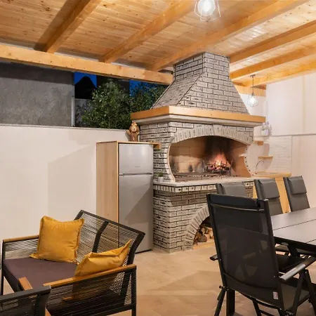 Lux 1 - Heated Pool Apartment *