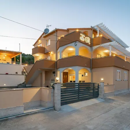 Lux 1 - Heated Pool Apartment Marina