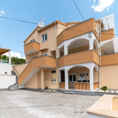 Apartment Lux 1 - Heated Pool Marina
