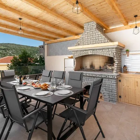 Lux 1 - Heated Pool Marina