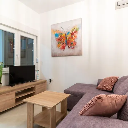 Lux 1 - Heated Pool Apartment