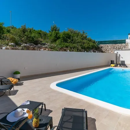 Lux 1 - Heated Pool * Marina