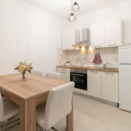 Apartment Lux 1 - Heated Pool Marina
