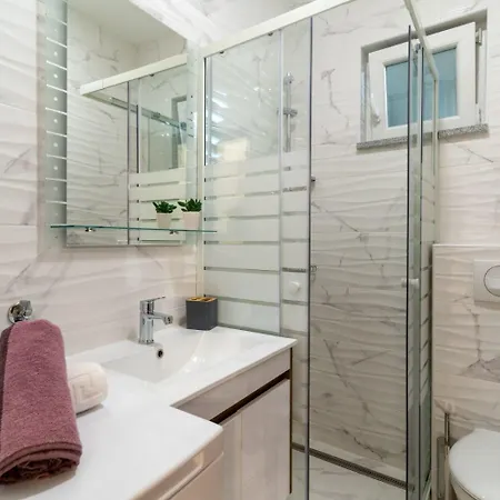 Lux 1 - Heated Pool Apartment