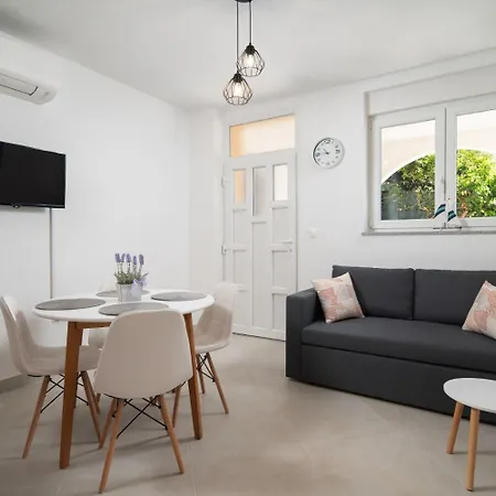 Lux 1 - Heated Pool Apartment