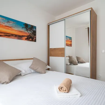 Lux 1 - Heated Pool Apartment *