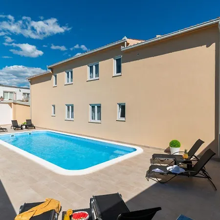 Lux 1 - Heated Pool *