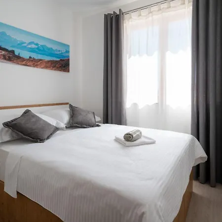 Apartment Lux 1 - Heated Pool Marina